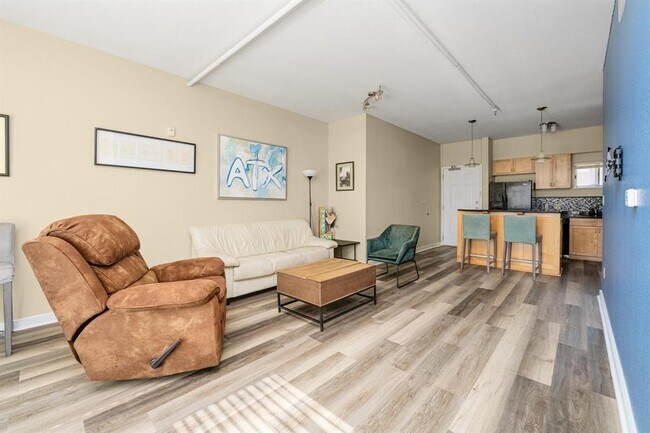 Building Photo - 711 W 26th St