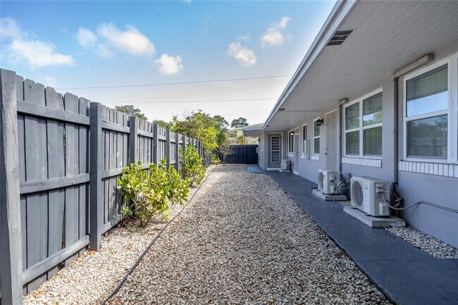 Building Photo - 732 SE 15th St