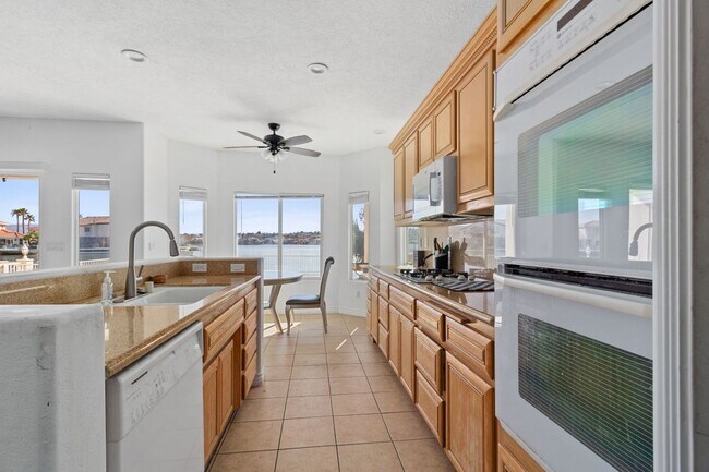 Building Photo - 18075 Lakeview Dr