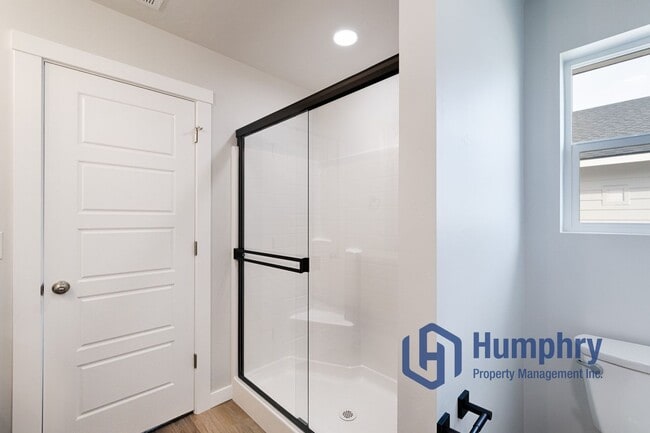 Building Photo - 4 bedroom, 2 bathroom, 2 car garage.