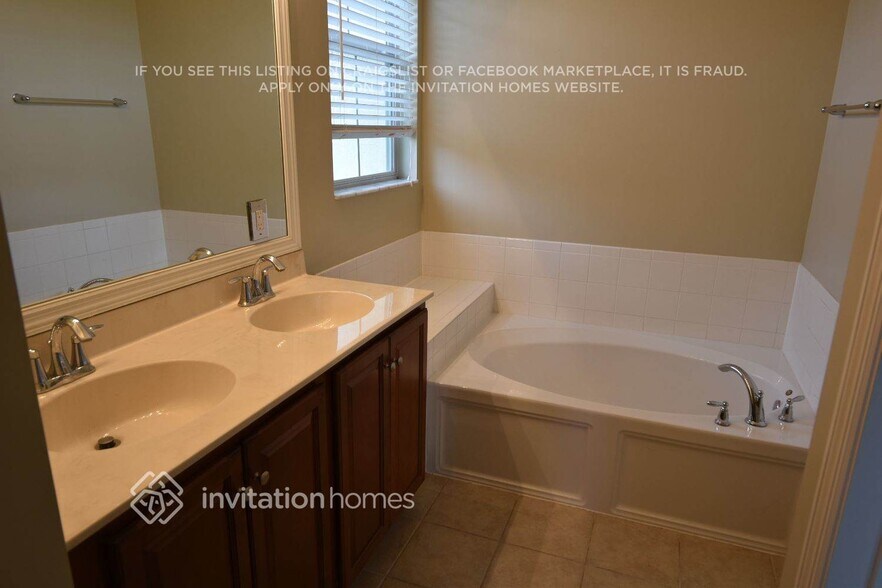 Building Photo - 627 Dakota Dr