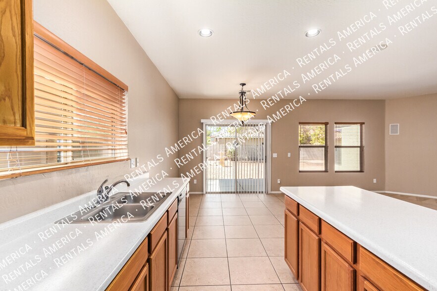 Building Photo - 664 W Silver Reef Ct