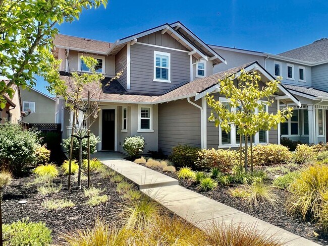 Building Photo - Application Pending! Lovely 4 bedroom 2.5 ...