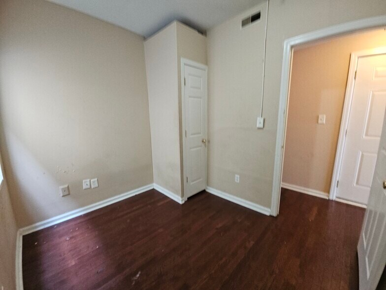 Building Photo - 522 N Indiana Ave