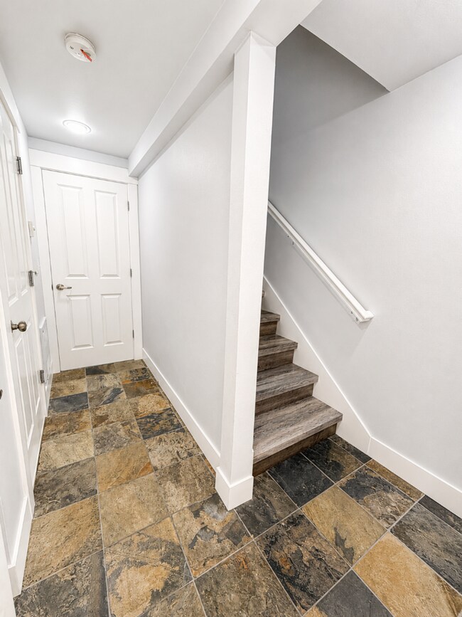 Building Photo - 9215 Roosevelt Way NE