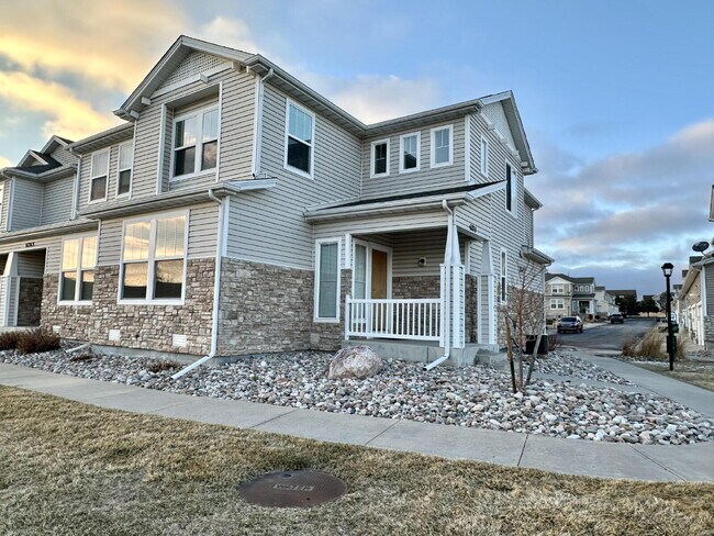 Building Photo - Stylish 2 bedroom Townhome end unit w/Loft 80923