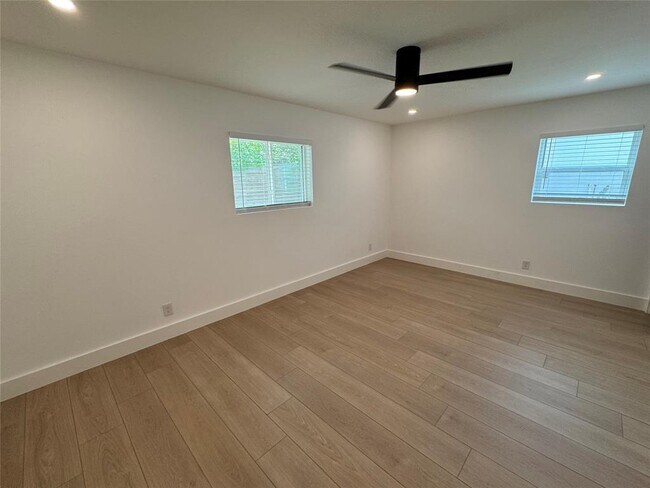 Building Photo - 5805 N Hampton Dr