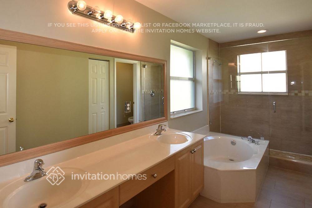 Building Photo - 15891 SW 48th Manor