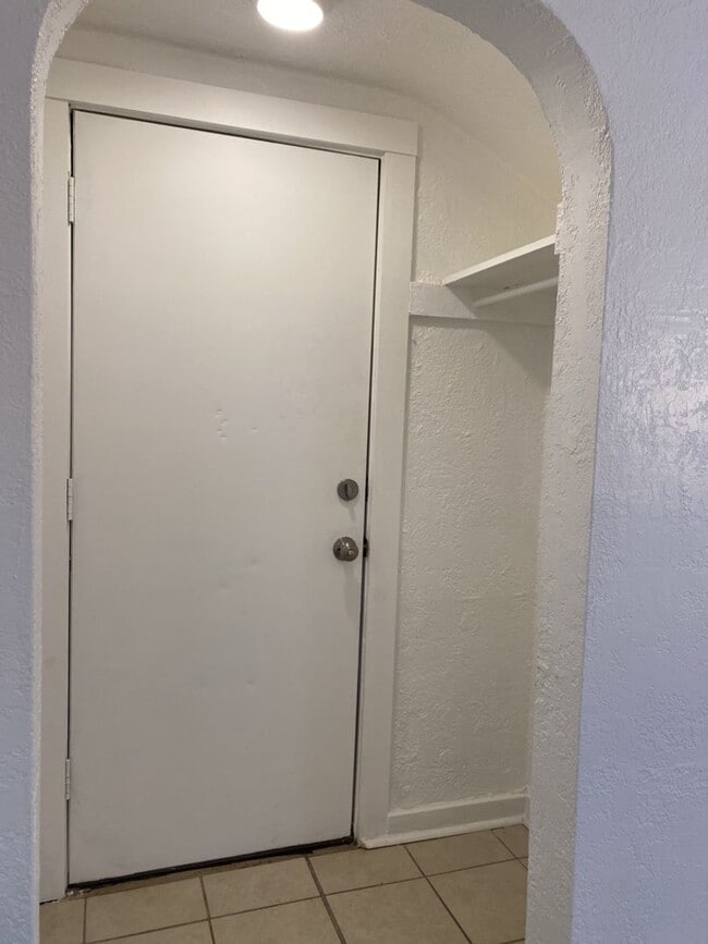 Building Photo - 1127 W Mulberry St