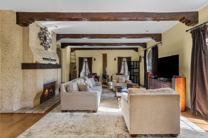 Building Photo - 2856 Glendower Ave