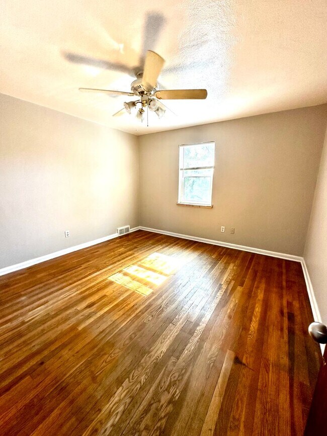 Building Photo - Charming 2 bedroom on Uintah