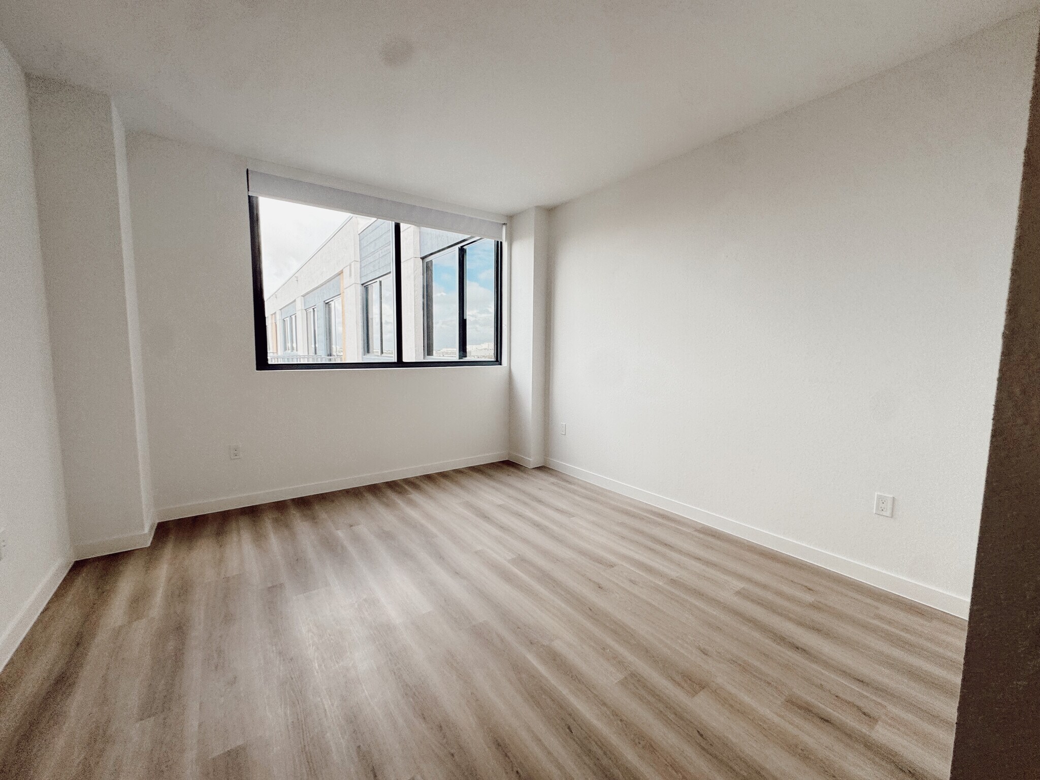 Building Photo - 930 NW 39th Ave