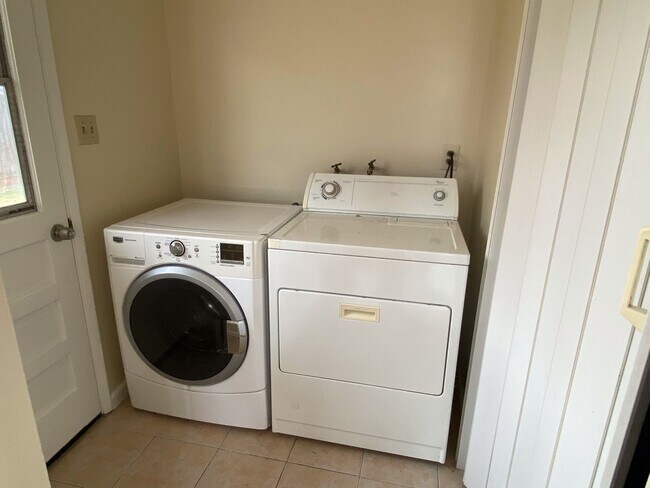 Building Photo - Newark 4 beds 2 baths Single Family House with Big Lot, Move In Ready!