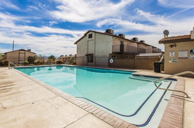 Building Photo - 2 Bedroom 1.5  bath townhome with communit...