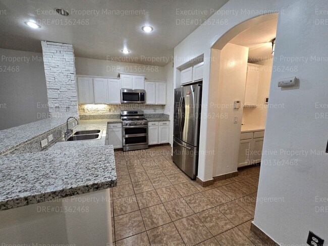 Building Photo - 3 bedroom/ 2.5 bathroom 2 story home.