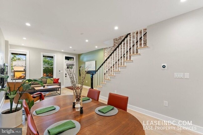 Building Photo - 121 15th St SE