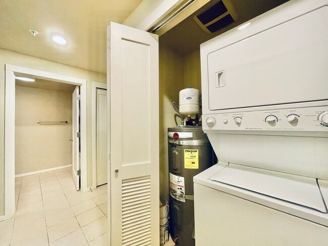 Building Photo - 1 Bedroom Condo 2 Blocks from Waterfront!