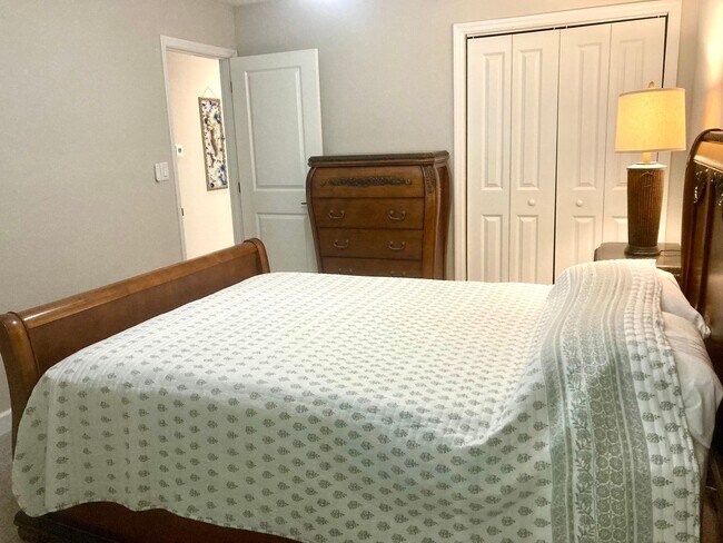 Building Photo - Furnished condo with dock!