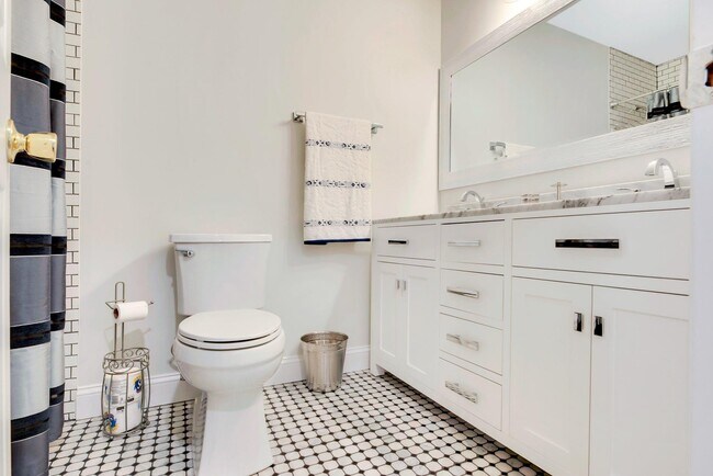 Building Photo - 2555 Youngs Ave