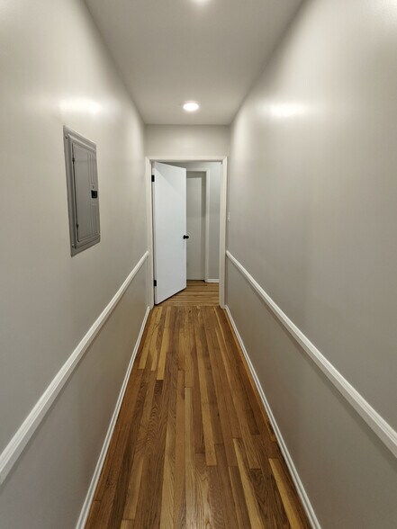 Building Photo - 458 S Oakhurst Dr