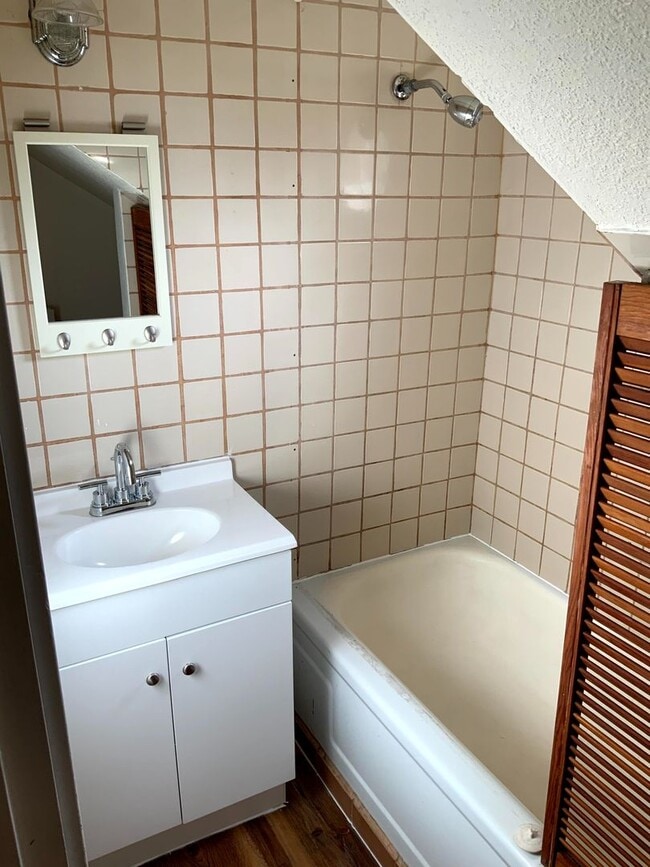 Building Photo - 1 Bedroom Unit in Whiteaker