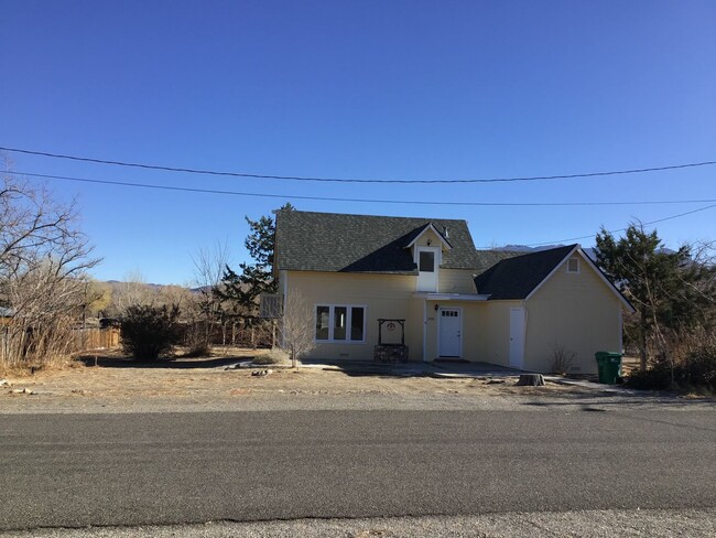 Building Photo - 2 Bedroom Home with Large Yard