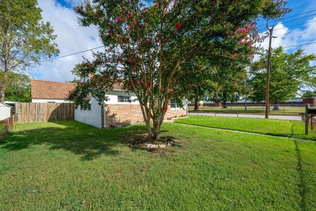 Building Photo - 2015 Kensington Dr