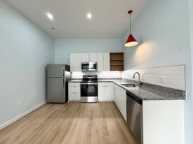 Building Photo - 517 Gillis St