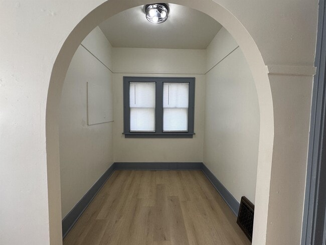 Building Photo - 207 S Elm St