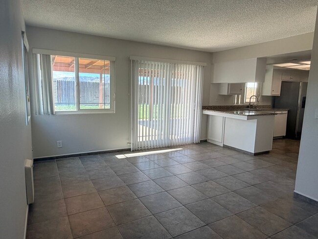 Building Photo - 3+2.5 Two Story in Tehachapi City