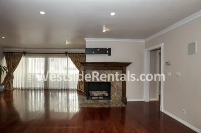 Building Photo - 11970 Montana Ave