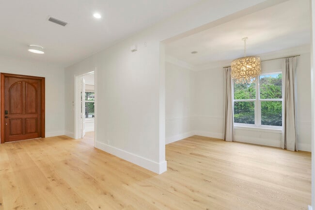 Building Photo - 142 Segovia Way