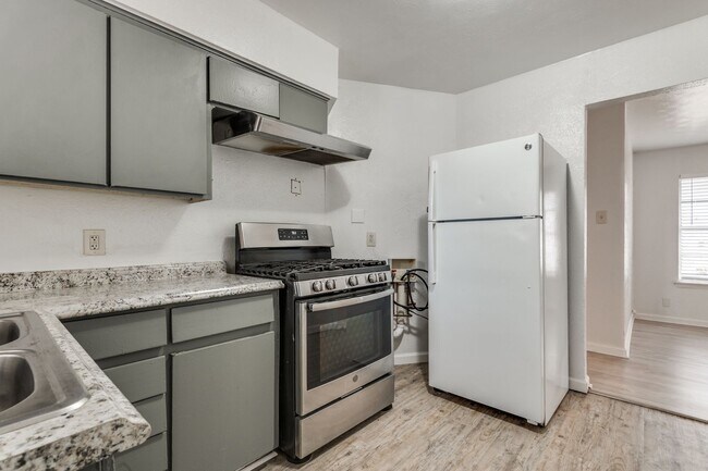 Building Photo - Stylish Duplex in Irving - HUGE Backyard!