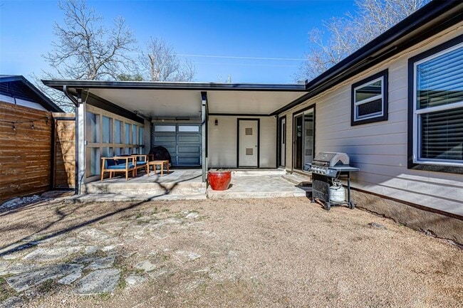 Building Photo - 2919 Pecan Springs Rd