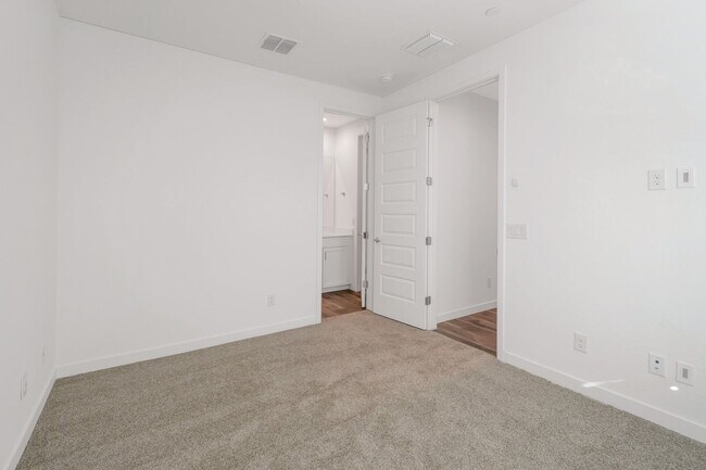 Building Photo - Like New Luxurious Modern 3 Bedroom 2 Bath...