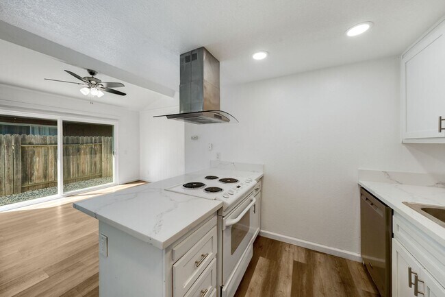 Building Photo - Updated Orangevale Duplex with Private Yard and Garage!