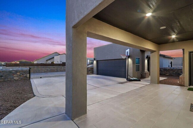 Building Photo - 2621 Maria Casas St