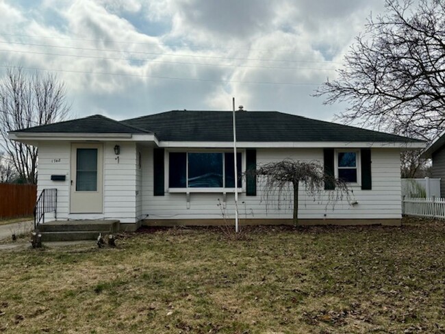 Building Photo - 2 Bed 1 bath home with a  Full Fenced In B...