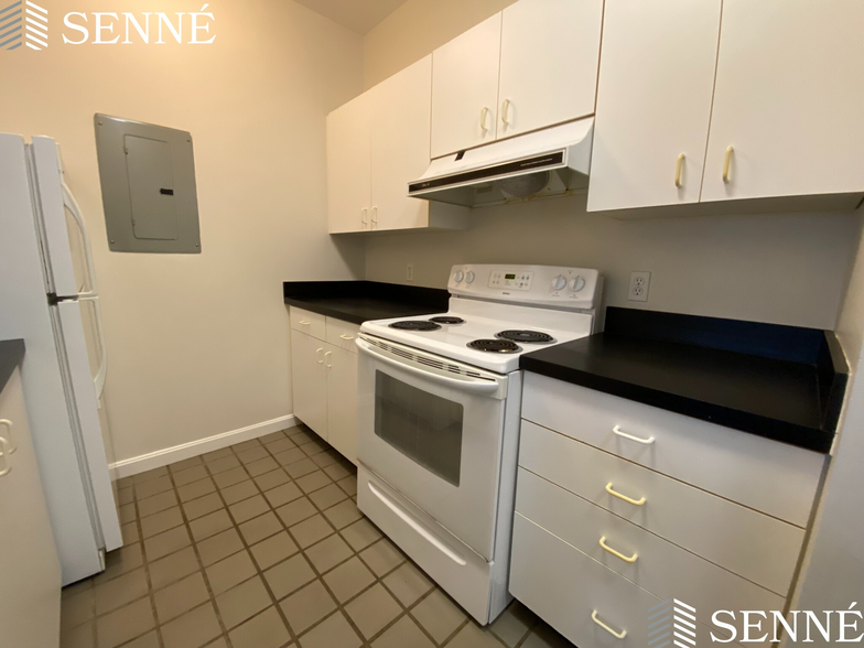 Building Photo - 218 Thorndike St