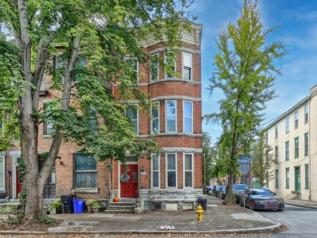 Building Photo - 206 Hamilton St