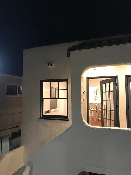 Building Photo - 915 Manhattan Ave