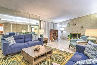 Building Photo - 1412 Country Club Rd N