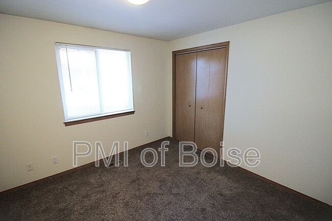 Building Photo - 8013 W Queen Ct