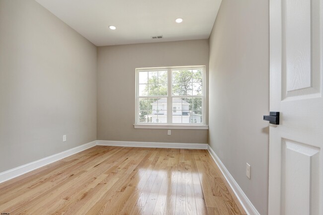 Building Photo - 438A Redwood Ave