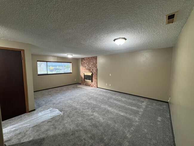 Building Photo - Spacious Covington Home with all New Appliances, Fresh Paint and Large Fenced Yard!