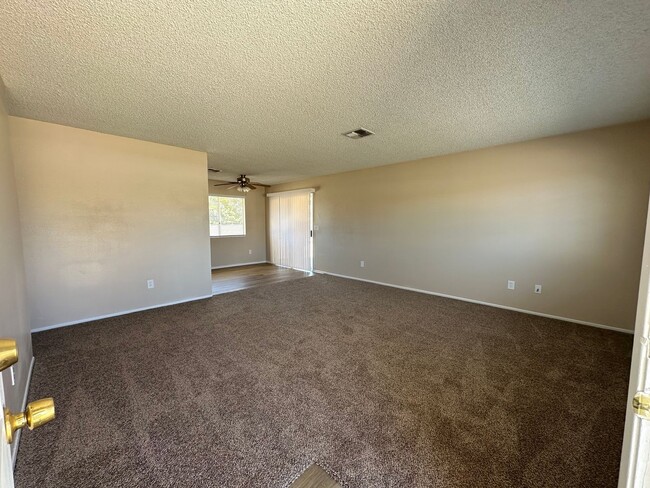 Building Photo - Beautiful 3 bedroom home available now