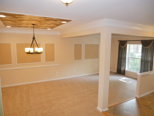 Building Photo - Gorgeous Former Model 4 Bed 2.5 Bath Townh...