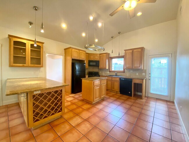 Building Photo - South Congress- 3/2 House- $3400