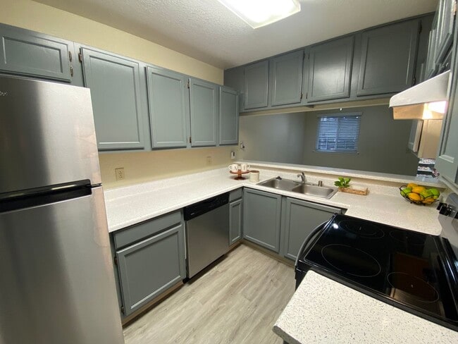 Building Photo - Amazing Condo Nestled in the Oakland Hills W/ Parking, Laundry & Patio!