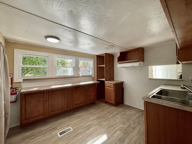 Building Photo - Updated 3 bedroom, 1.5 bath Home FOR RENT ...